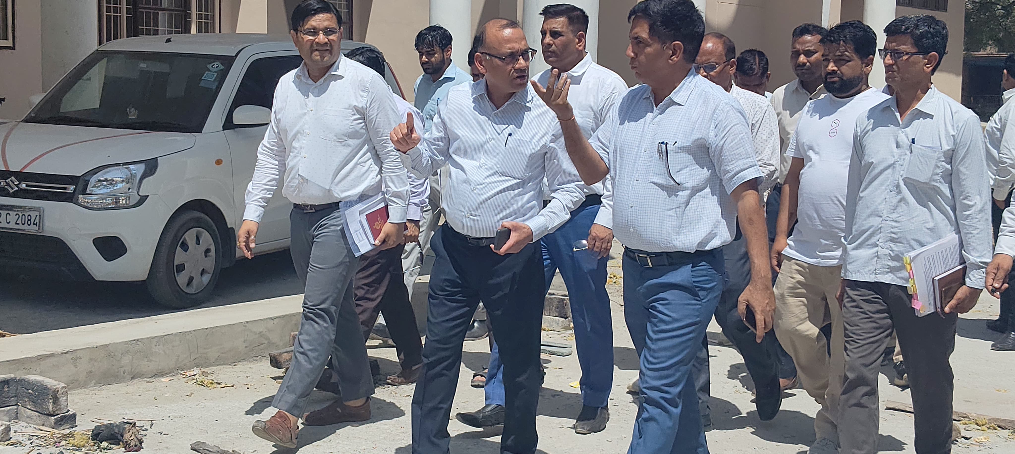 कनीना में नए लघु सचिवालय भवन का निरीक्षण करते जिला उपायुक्त डॉ विवेक भारती। कनीना में नए लघु सचिवालय भवन का निरीक्षण करते जिला उपायुक्त डॉ विवेक भारती।