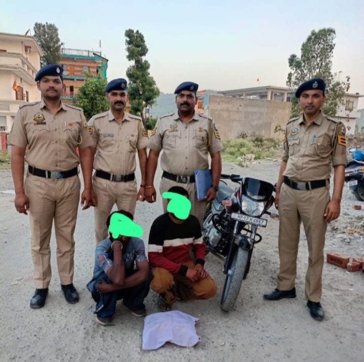 पोंटा में बाइक सवारों से गांजा हुआ बरामद पोंटा में बाइक सवारों से गांजा हुआ बरामद