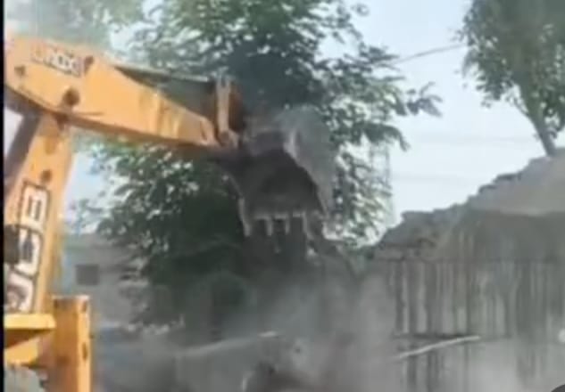 फोटो : अवैध निर्माण ढहाता बुलडोजर। फोटो : अवैध निर्माण ढहाता बुलडोजर।