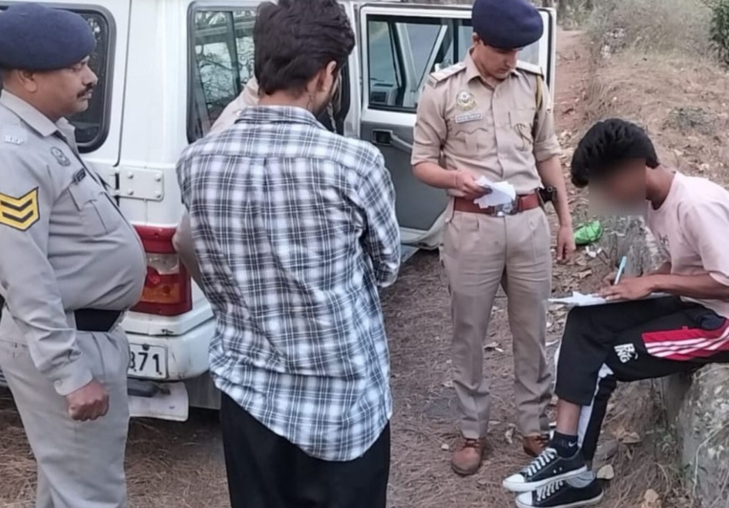 चिट्टा बरामद करती पुलिस चिट्टा बरामद करती पुलिस