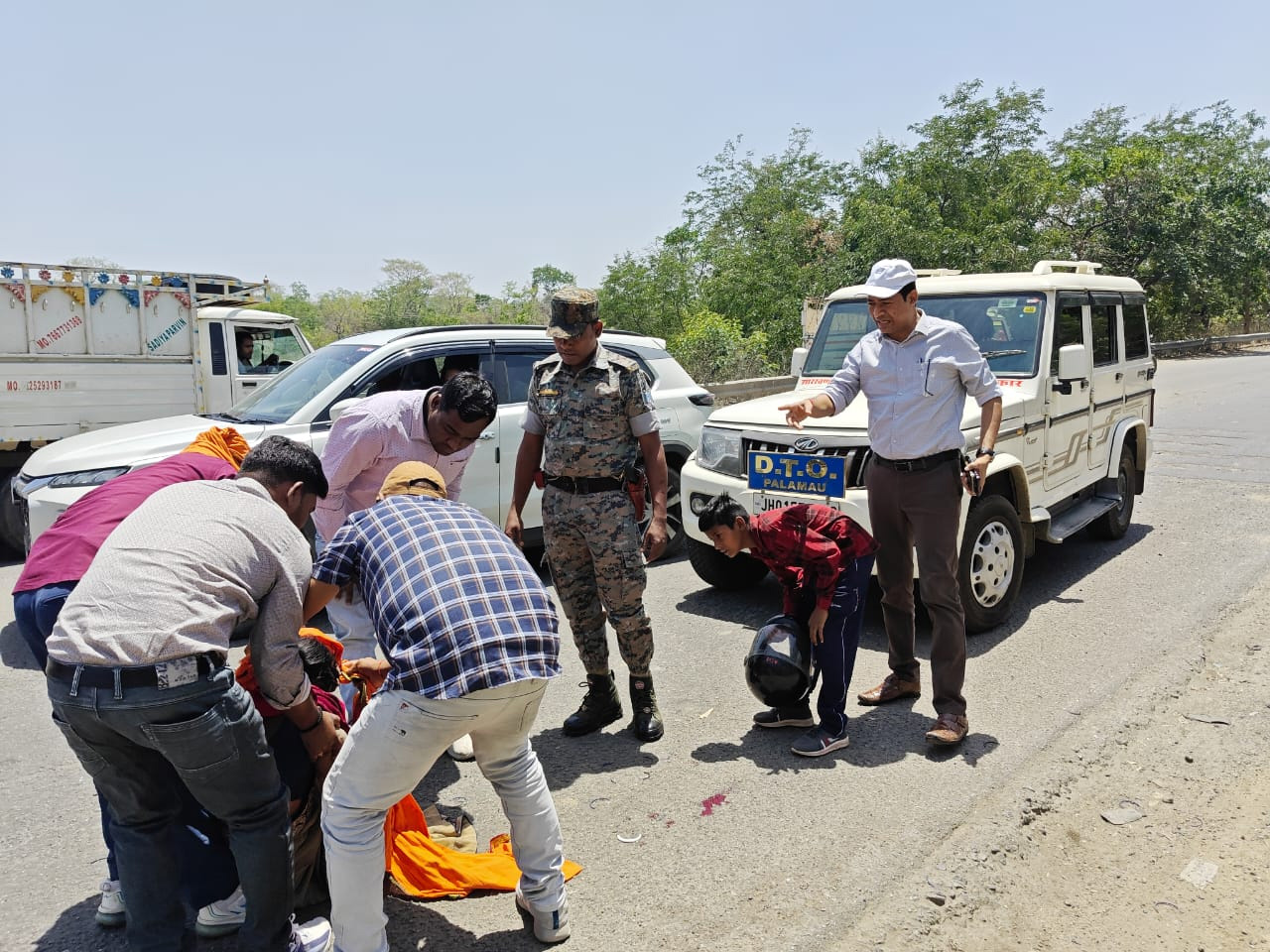 घायल को अस्पताल भेजवाते डीटीओ जितेंद्र यादव घायल को अस्पताल भेजवाते डीटीओ जितेंद्र यादव