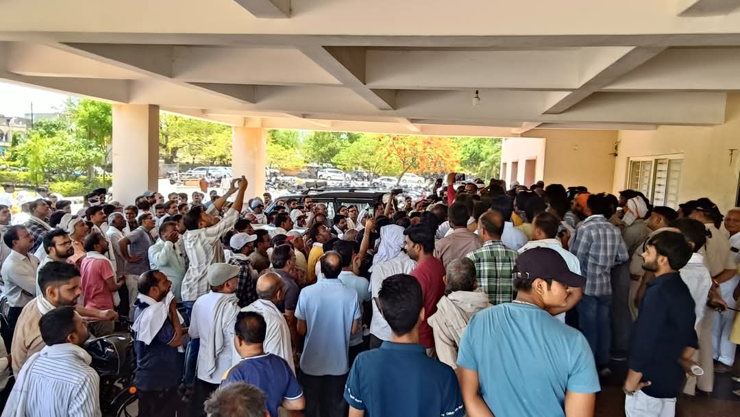 अशोकनगर: नपा नेताप्रतिपक्ष के समर्थन में उतरा सर्व समाज, पुलिस कार्यप्रणाली पर उठे सवाल अशोकनगर: नपा नेताप्रतिपक्ष के समर्थन में उतरा सर्व समाज, पुलिस कार्यप्रणाली पर उठे सवाल