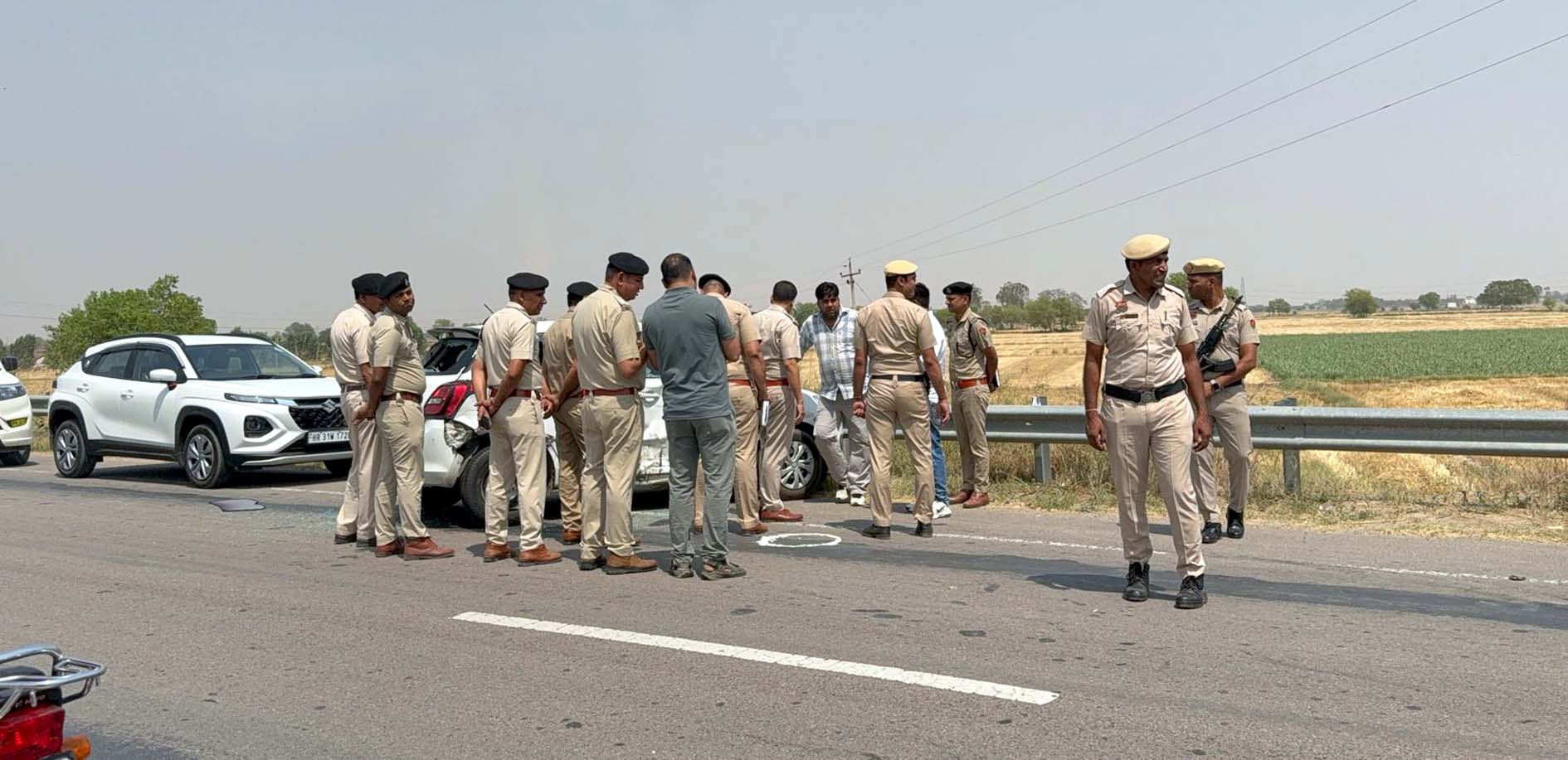 गांव खांडाखेड़ी के पास घटना स्थल पर पुलिस जांच करती हुई। गांव खांडाखेड़ी के पास घटना स्थल पर पुलिस जांच करती हुई।