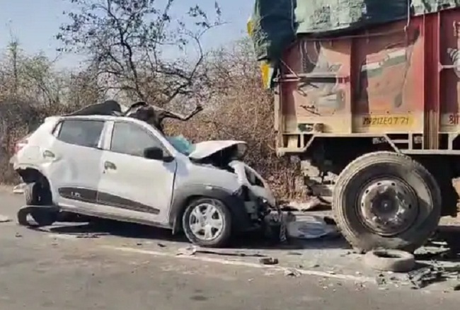 सागरः गढ़ाकोटा मार्ग पर ट्रक से भिड़ीं दो कारें, दो युवकों की मौत और दो घायल सागरः गढ़ाकोटा मार्ग पर ट्रक से भिड़ीं दो कारें, दो युवकों की मौत और दो घायल