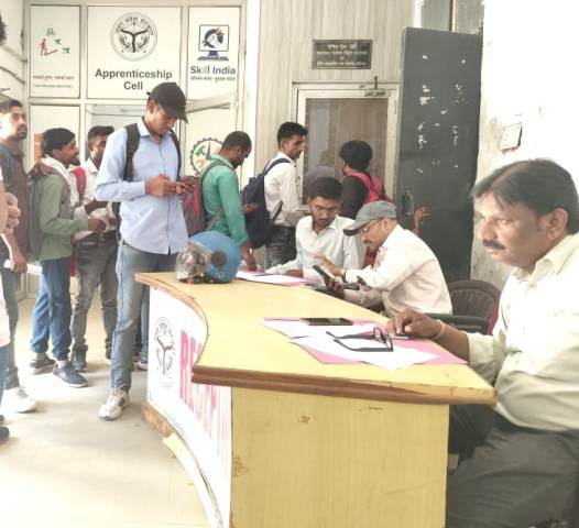 राजकींय आईटीआई के कैंपस ड्राइव (फोटो) राजकींय आईटीआई के कैंपस ड्राइव (फोटो)