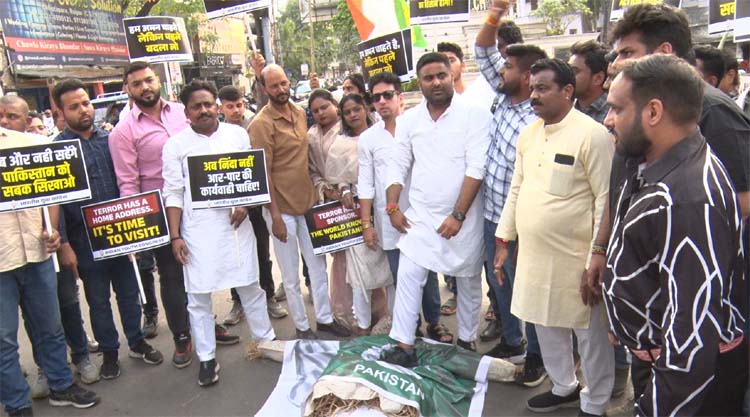 आतंकवाद के खिलाफ युवा कांग्रेस में आक्राेश आतंकवाद के खिलाफ युवा कांग्रेस में आक्राेश