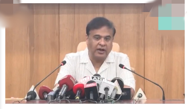 मुख्यमंत्री डॉ हिमंत बिस्व सरमा गुरुवार को संवाददाता सम्मेलन को संबोधित करते हुए। मुख्यमंत्री डॉ हिमंत बिस्व सरमा गुरुवार को संवाददाता सम्मेलन को संबोधित करते हुए।