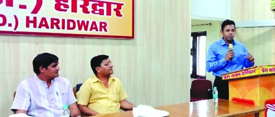 प्रेस क्लब में पत्रकारों के समक्ष अपनी बात रखते वीसी अंशुल सिंह प्रेस क्लब में पत्रकारों के समक्ष अपनी बात रखते वीसी अंशुल सिंह
