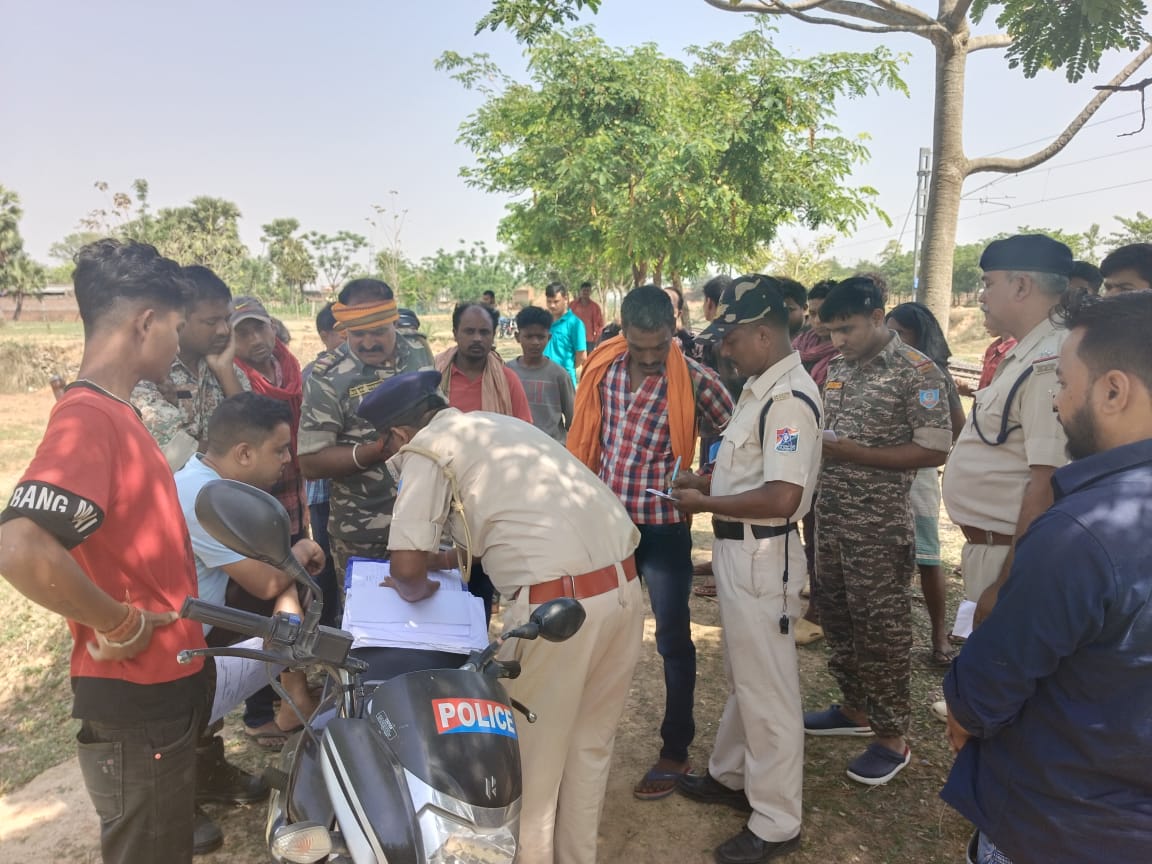 जांच करती पुलिस जांच करती पुलिस