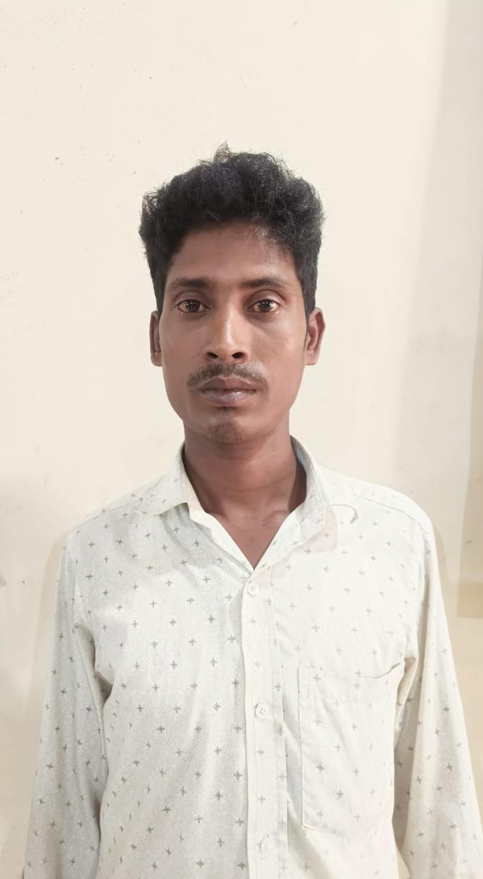बिना परमिट के ले जा रहे सरकारी यूरिया के साथ गिरफ्तार चालक की तस्वीर। बिना परमिट के ले जा रहे सरकारी यूरिया के साथ गिरफ्तार चालक की तस्वीर।