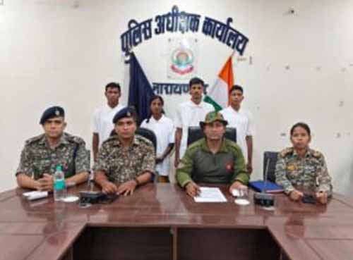 चार नक्सलियाें ने किया आत्मसमर्पण चार नक्सलियाें ने किया आत्मसमर्पण