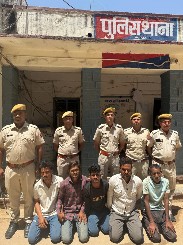 बैंक में डकैती की योजना बनाते पांच बदमाश गिरफ्तार बैंक में डकैती की योजना बनाते पांच बदमाश गिरफ्तार