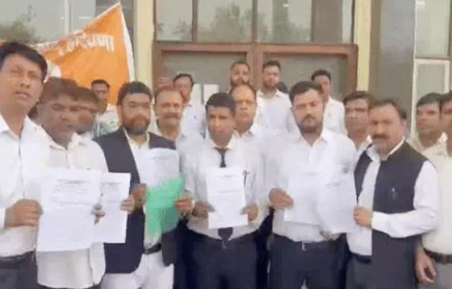 सोनीपत:कोर्ट के बाहर वकील प्रदर्शन करते हुए सोनीपत:कोर्ट के बाहर वकील प्रदर्शन करते हुए