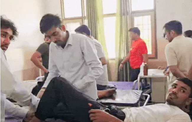 अस्पताल में घायल बदमाश का इलाज करते डॉक्टर। अस्पताल में घायल बदमाश का इलाज करते डॉक्टर।