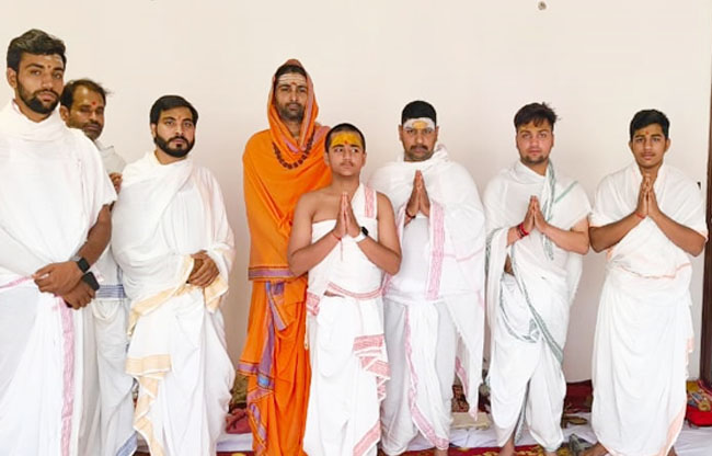 सोनीपत: शहीद पर्यटकों के लिए शांति पाठ के साथ दी श्रद्धांजलि देते हुए। सोनीपत: शहीद पर्यटकों के लिए शांति पाठ के साथ दी श्रद्धांजलि देते हुए।