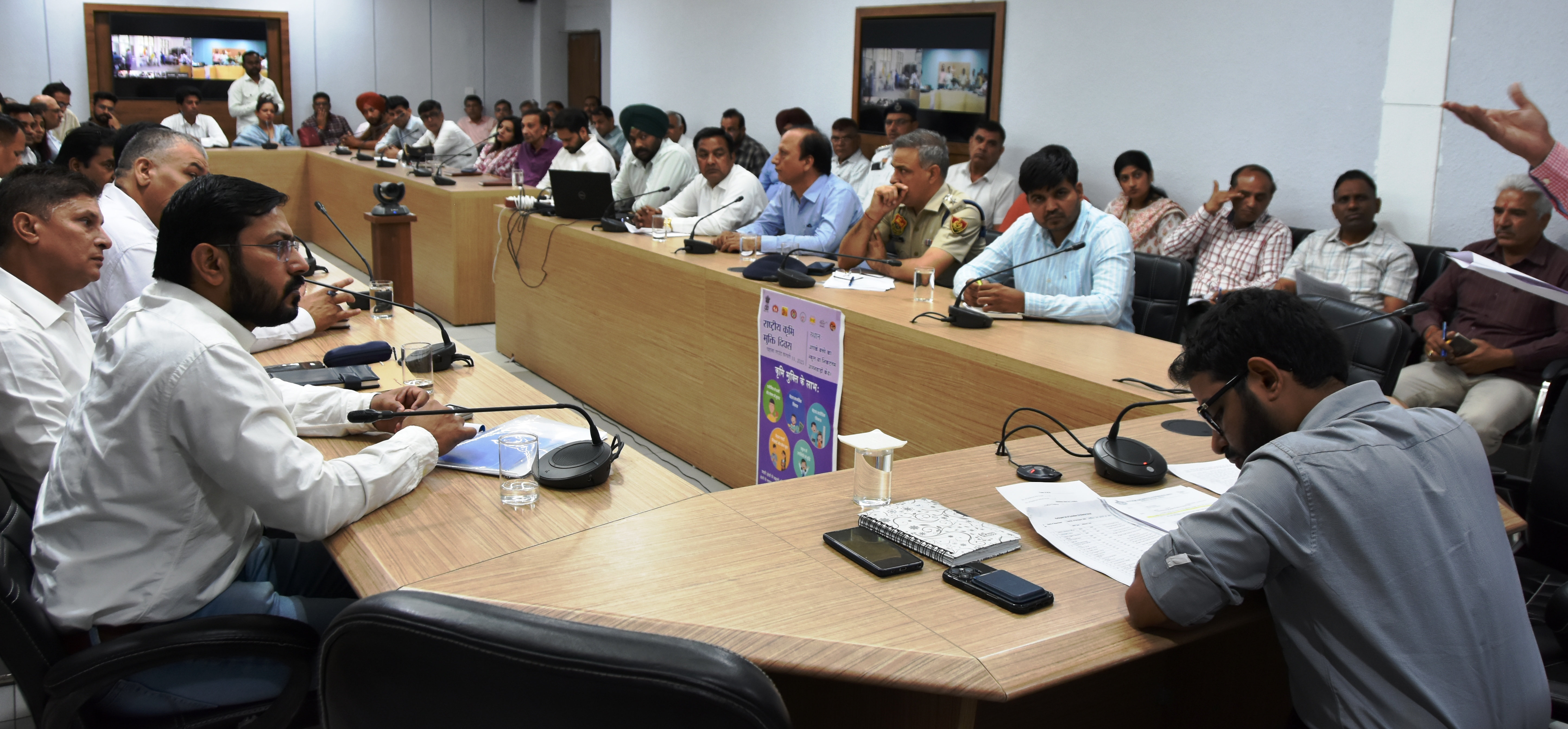 साइक्लोथॉन को लेकर अधिकारियों के साथ बैठक करते एडीसी। साइक्लोथॉन को लेकर अधिकारियों के साथ बैठक करते एडीसी।