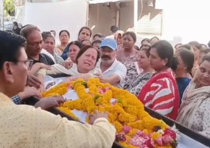 सुशील के घर पर अंतिम दर्शन और प्रार्थना सभा सुशील के घर पर अंतिम दर्शन और प्रार्थना सभा