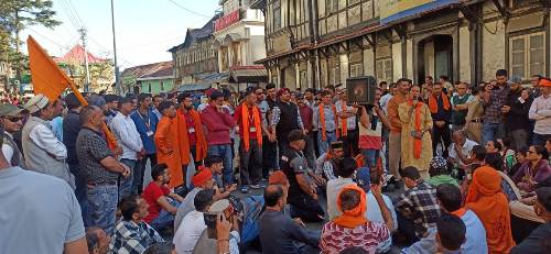 सचिवालय के बाहर प्रदर्शन