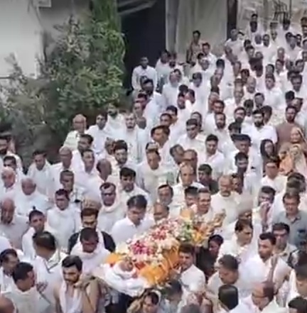 सूरत में अंतिम यात्रा में उमड़े लोग। सूरत में अंतिम यात्रा में उमड़े लोग।