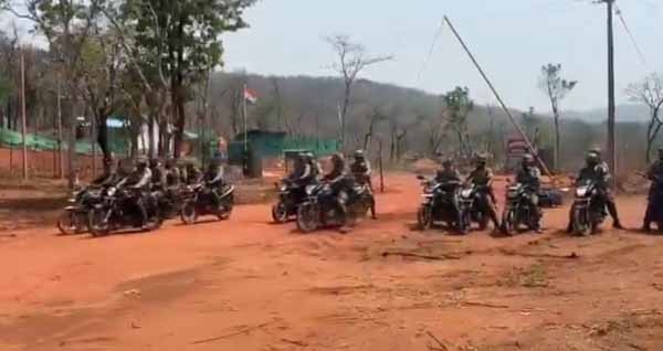 नक्सली अभियान पर रवाना हाेते जवान नक्सली अभियान पर रवाना हाेते जवान