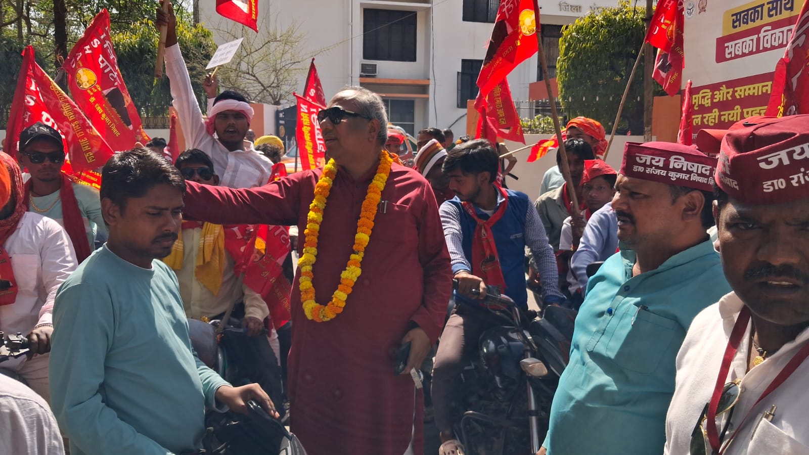 संविधानिक अधिकार न्याय यात्रा को रवाना करते निषाद पार्टी के राष्ट्रीय अध्यक्ष डॉ. संजय कुमार निषाद संविधानिक अधिकार न्याय यात्रा को रवाना करते निषाद पार्टी के राष्ट्रीय अध्यक्ष डॉ. संजय कुमार निषाद