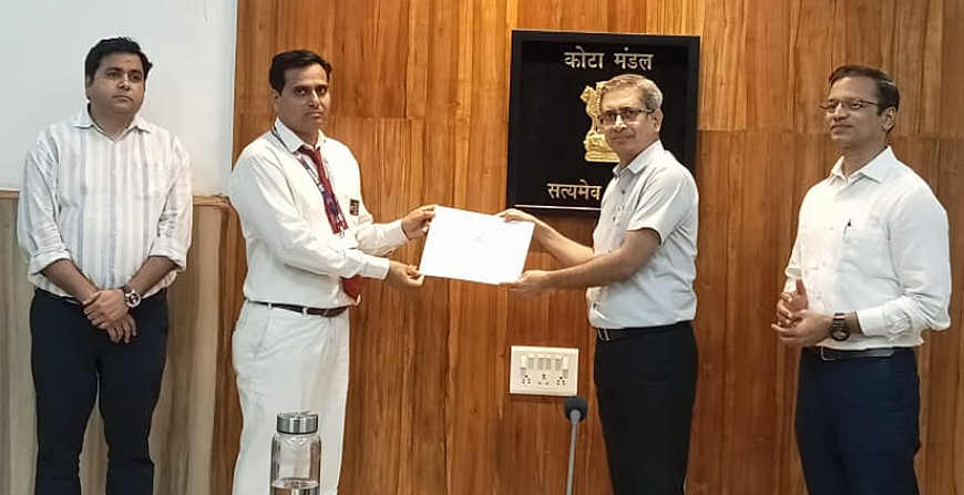 असामान्य घटना टालने वाले 8 रेलकर्मियाें को डीआरएम ने किया सम्मानित असामान्य घटना टालने वाले 8 रेलकर्मियाें को डीआरएम ने किया सम्मानित