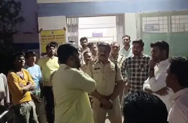 हादसे के बाद अस्पताल घायलों को लेकर अस्पताल पहुंचे लोग हादसे के बाद अस्पताल घायलों को लेकर अस्पताल पहुंचे लोग