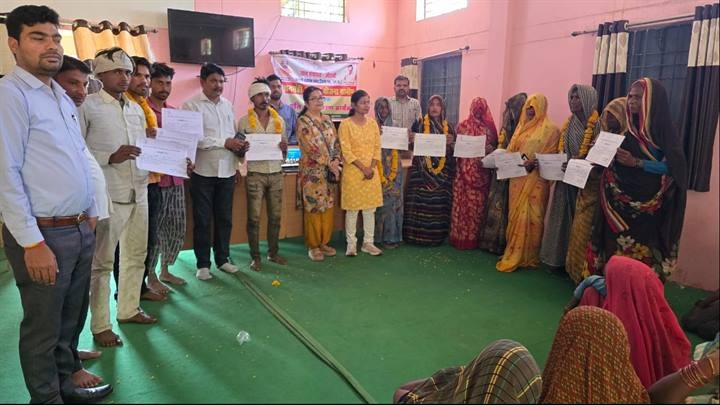 ग्वालियरः पंचायती राज दिवस पर जिले के एक हजार हितग्राहियों को मिले आवास स्वीकृति पत्र ग्वालियरः पंचायती राज दिवस पर जिले के एक हजार हितग्राहियों को मिले आवास स्वीकृति पत्र