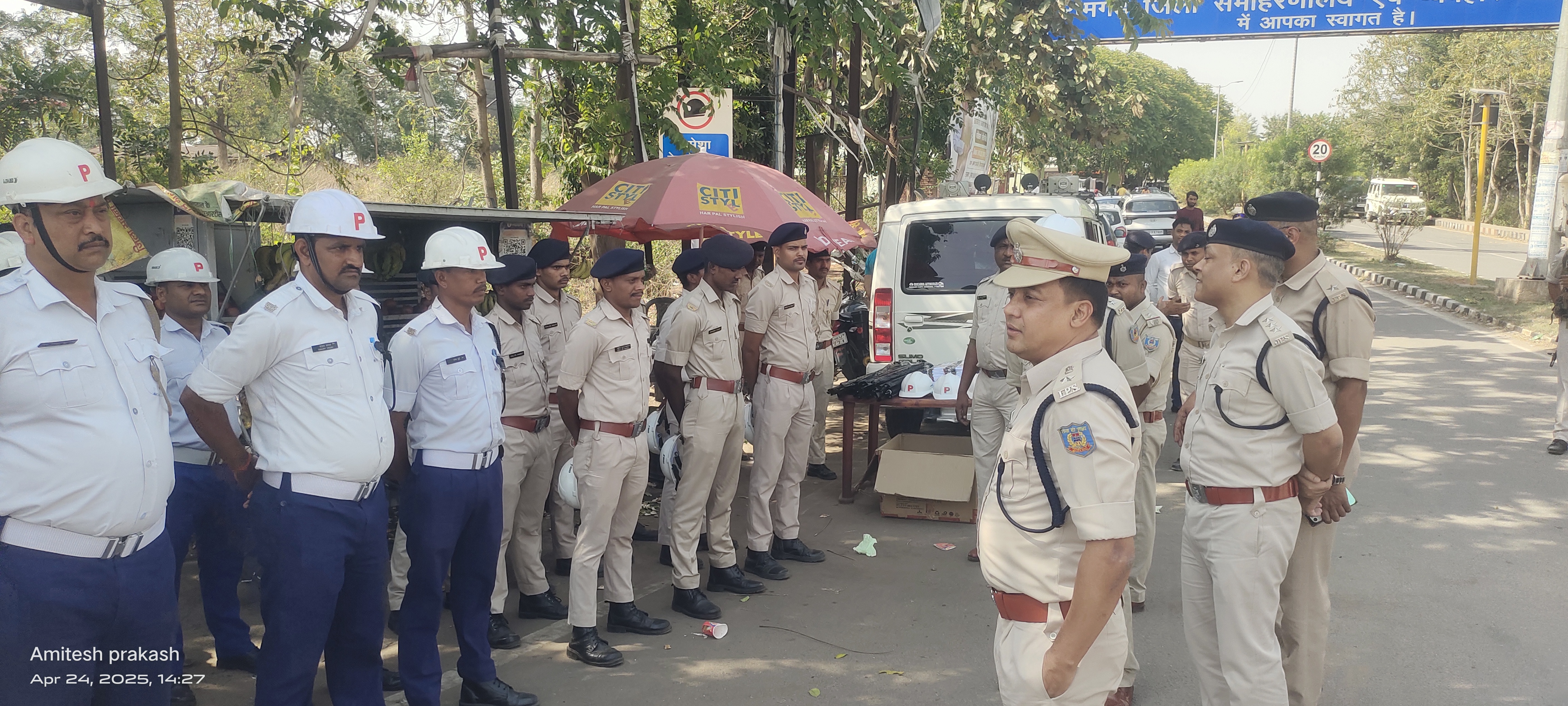 ट्रैफिक जवानों को संबोधित करते रामगढ़ एसपी ट्रैफिक जवानों को संबोधित करते रामगढ़ एसपी