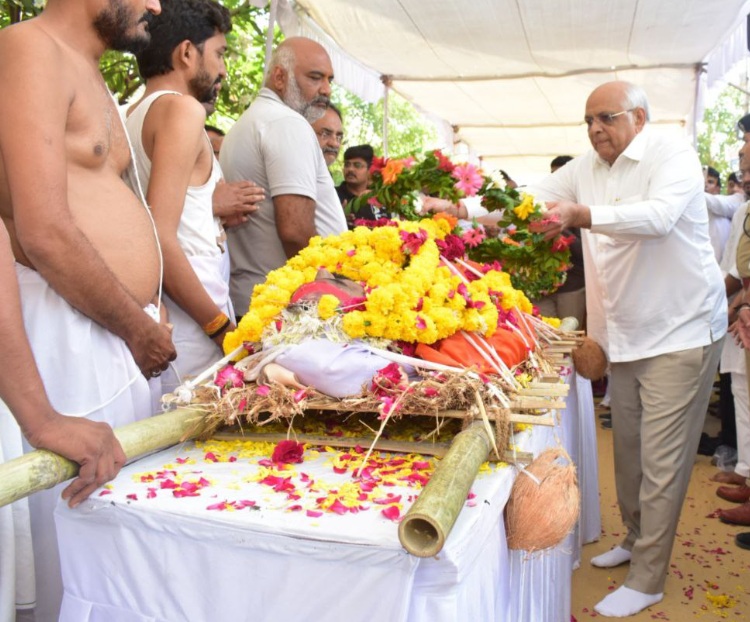 भावनगर के दिवंगत पिता-पुत्र को मुख्यमंत्री भूपेन्द्र पटेल ने गुरुवार सुबह उनके घर जाकर भावपूर्ण श्रद्धांजलि अर्पित की। भावनगर के दिवंगत पिता-पुत्र को मुख्यमंत्री भूपेन्द्र पटेल ने गुरुवार सुबह उनके घर जाकर भावपूर्ण श्रद्धांजलि अर्पित की।