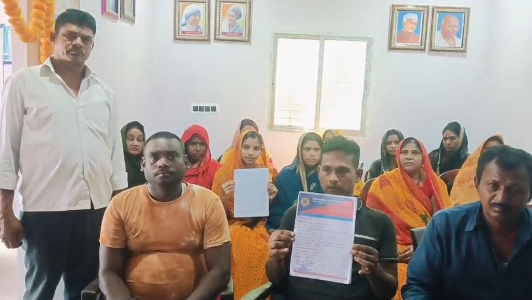 आवेदन दिखाते ग्रामीण आवेदन दिखाते ग्रामीण