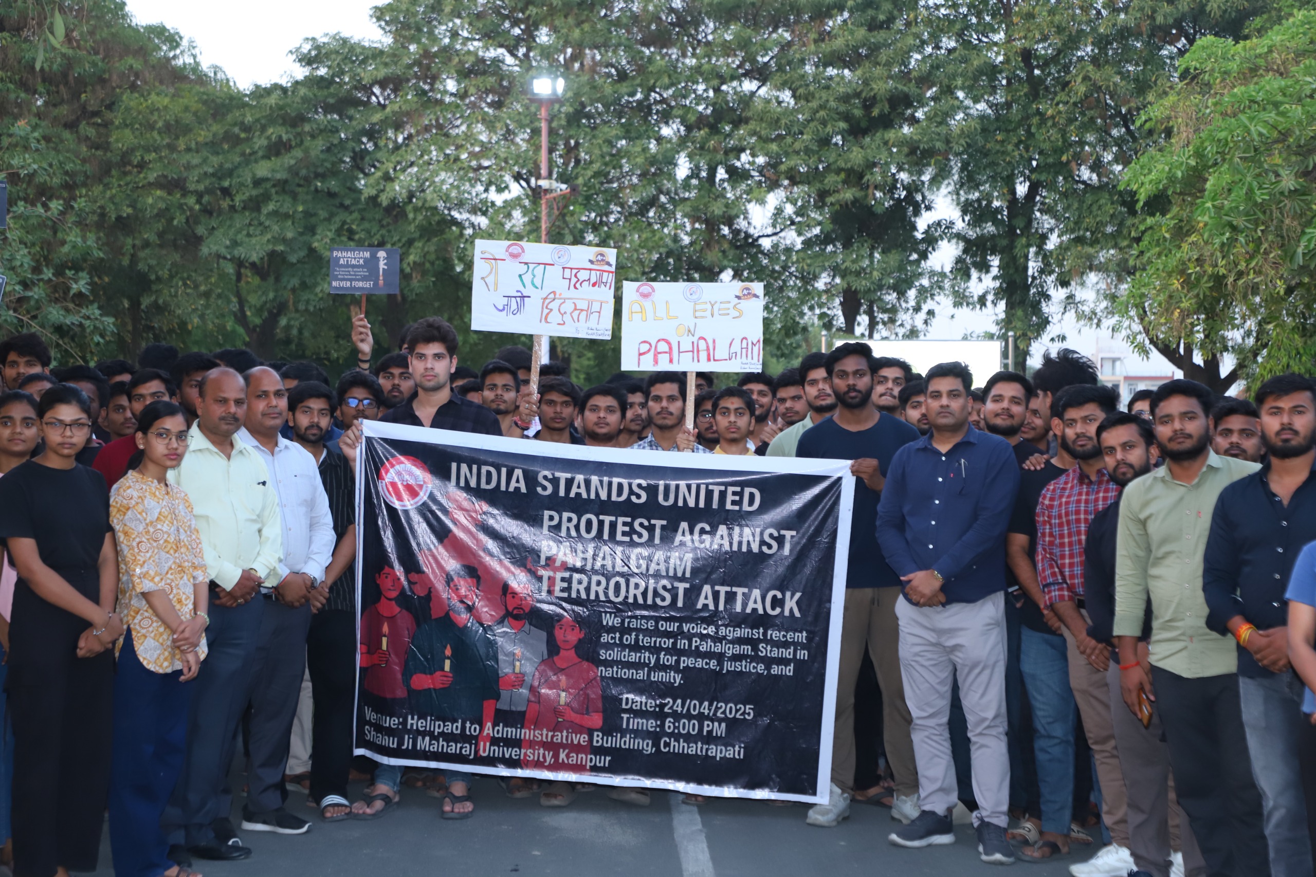विश्वविद्यालय के बाहर कैंडल मार्च निकलते छात्र छात्राएं विश्वविद्यालय के बाहर कैंडल मार्च निकलते छात्र छात्राएं