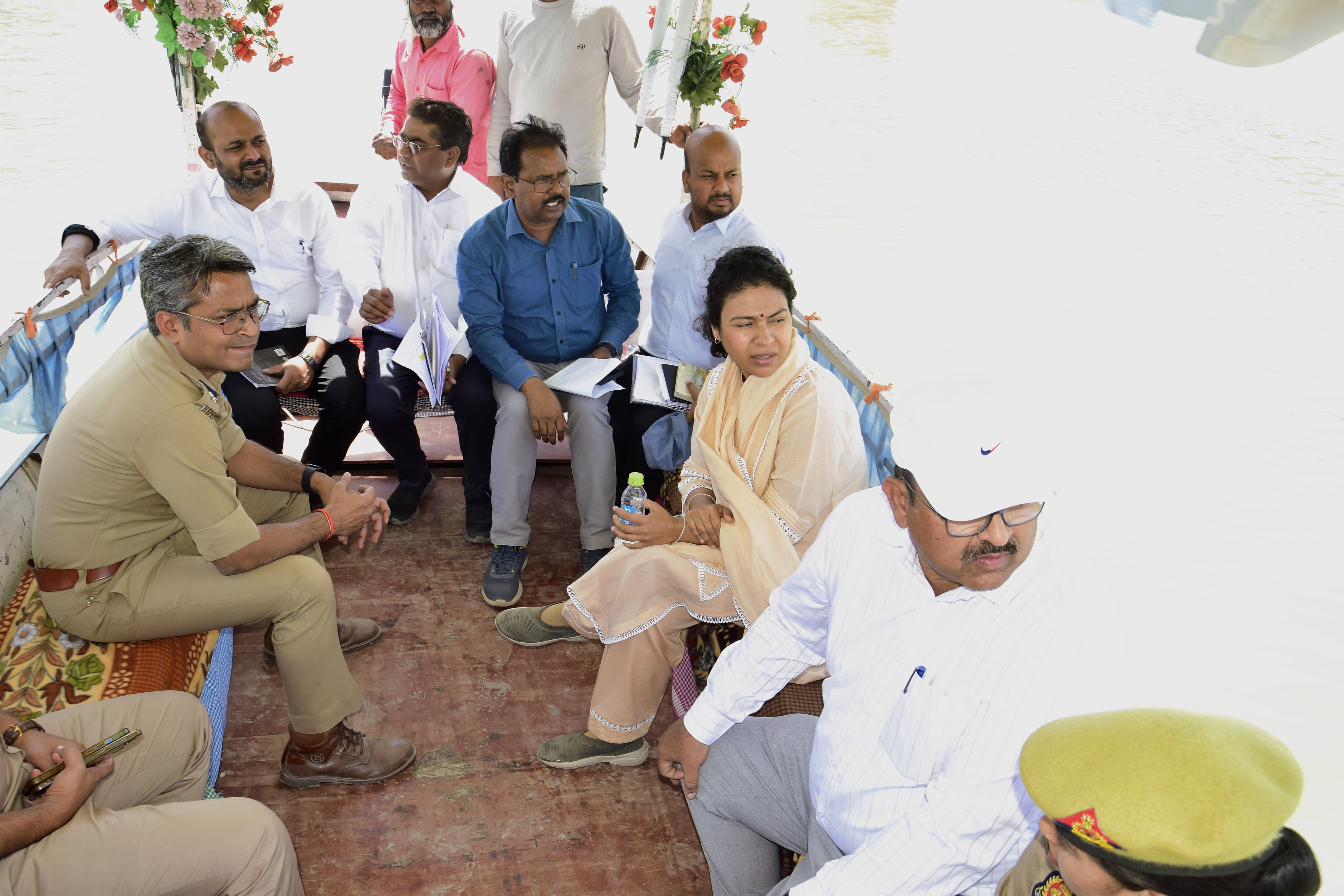 मोटर बोट पर सवार होकर नदी के बीच पहुंची डीएम दुर्गा शक्ति नागपुर व एसपी संकल्प शर्मा मोटर बोट पर सवार होकर नदी के बीच पहुंची डीएम दुर्गा शक्ति नागपुर व एसपी संकल्प शर्मा
