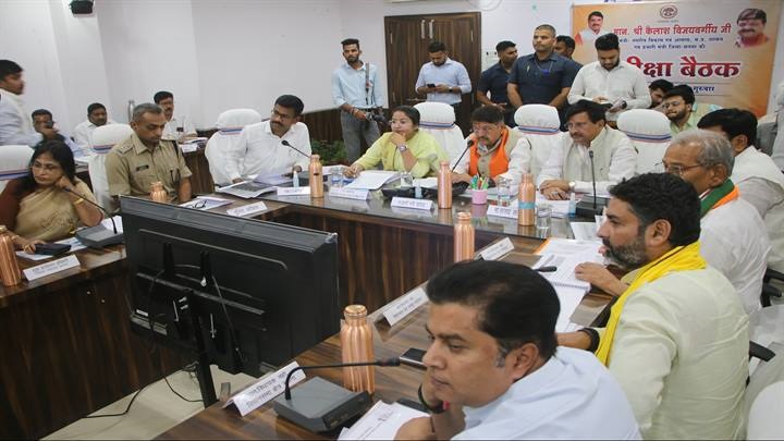 प्रभारी मंत्री कैलाश विजयवर्गीय की अध्यक्षता में हुई बैठक प्रभारी मंत्री कैलाश विजयवर्गीय की अध्यक्षता में हुई बैठक
