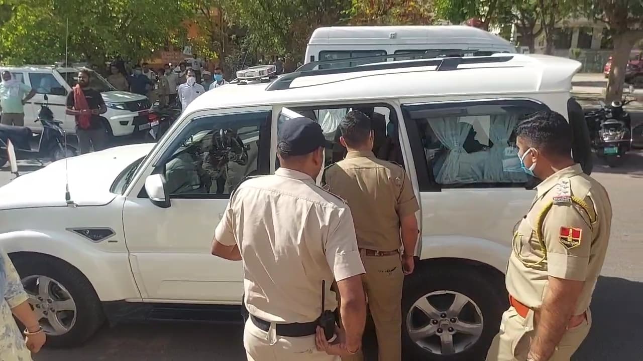 भीलवाड़ा में तीन हत्याओं से सनसनी, मंदिर में बुजुर्ग की हत्या करने वाले के घर दो और शव मिले1 भीलवाड़ा में तीन हत्याओं से सनसनी, मंदिर में बुजुर्ग की हत्या करने वाले के घर दो और शव मिले1