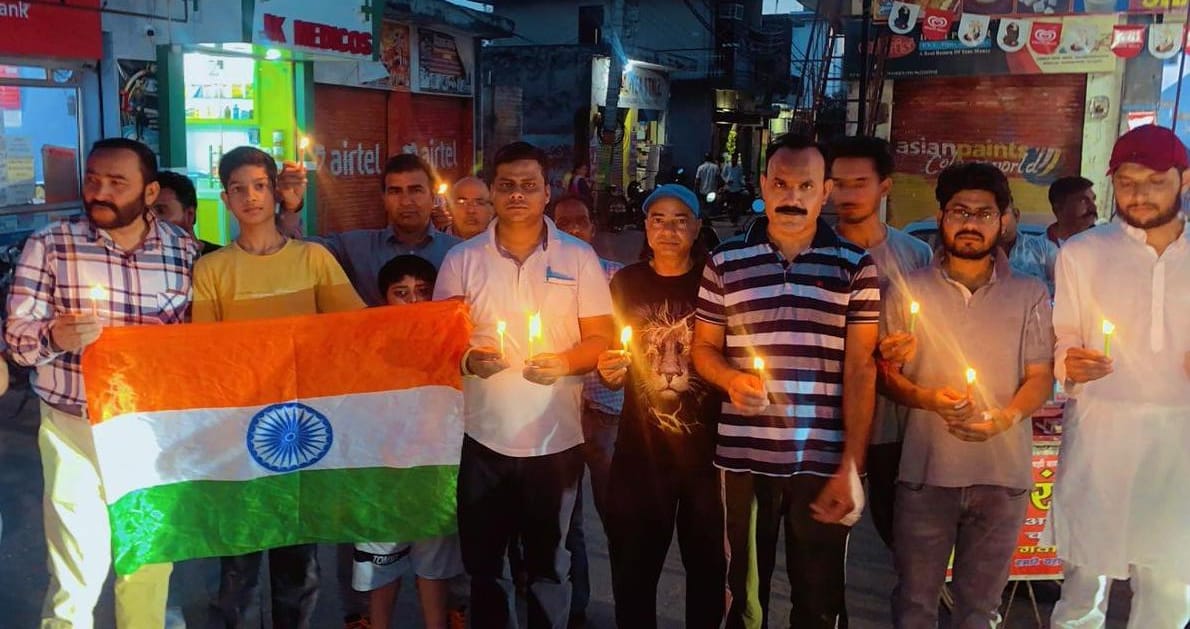 पहलगाम आतंकी हमले के शहीदों को दी श्रद्धांजलि, कैंडल मार्च निकला पहलगाम आतंकी हमले के शहीदों को दी श्रद्धांजलि, कैंडल मार्च निकला