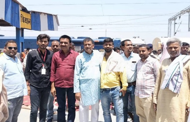 बिथान रेलवे स्टेशन से रेल सेवा की शुरुआत होने से स्थानीय लोग खुशी का इजहार करते बिथान रेलवे स्टेशन से रेल सेवा की शुरुआत होने से स्थानीय लोग खुशी का इजहार करते