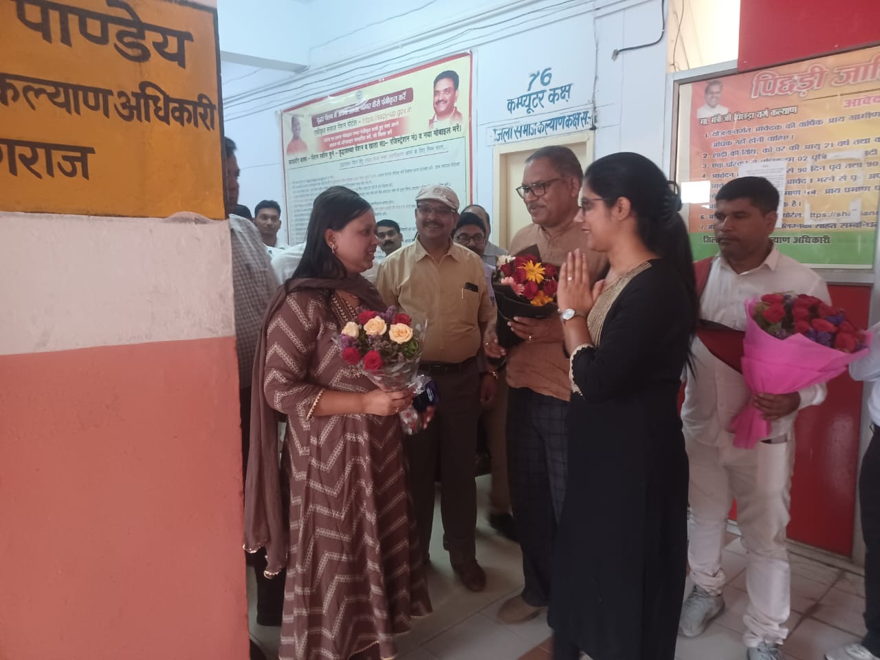 नवागंतुक सीडीओ प्रयागराज हर्षिका सिंह विकास भवन का निरीक्षण करने का छाया चित्र