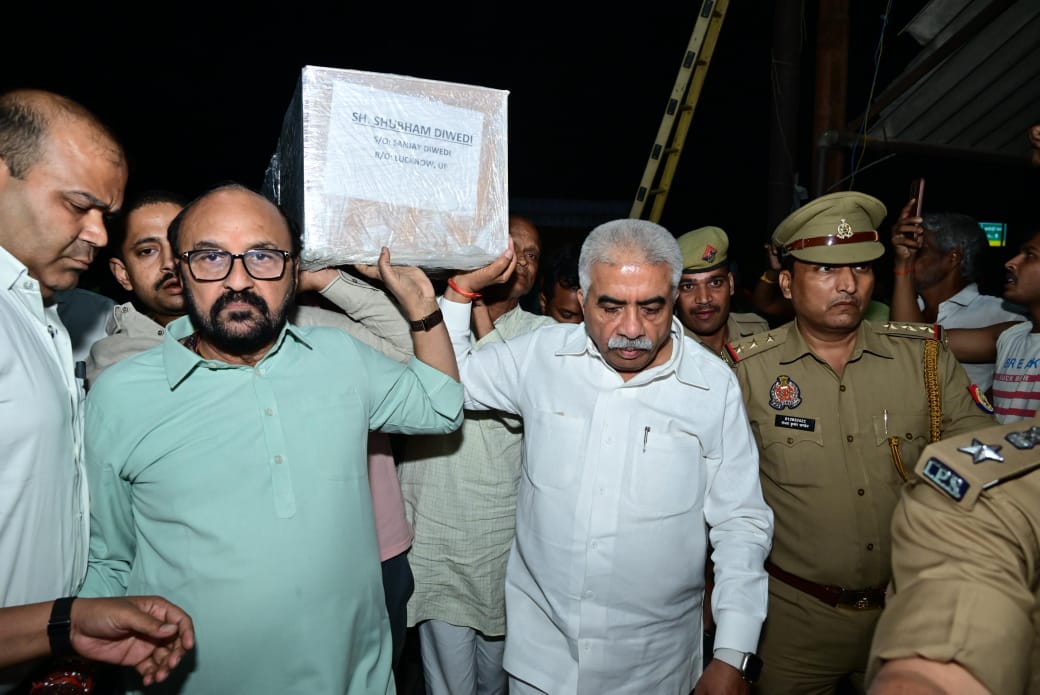 पार्थिव शरीर को कंधा देते कैबिनेट मंत्री राकेश सचान और उच्च शिक्षा मंत्री योगेंद्र उपाध्याय पार्थिव शरीर को कंधा देते कैबिनेट मंत्री राकेश सचान और उच्च शिक्षा मंत्री योगेंद्र उपाध्याय