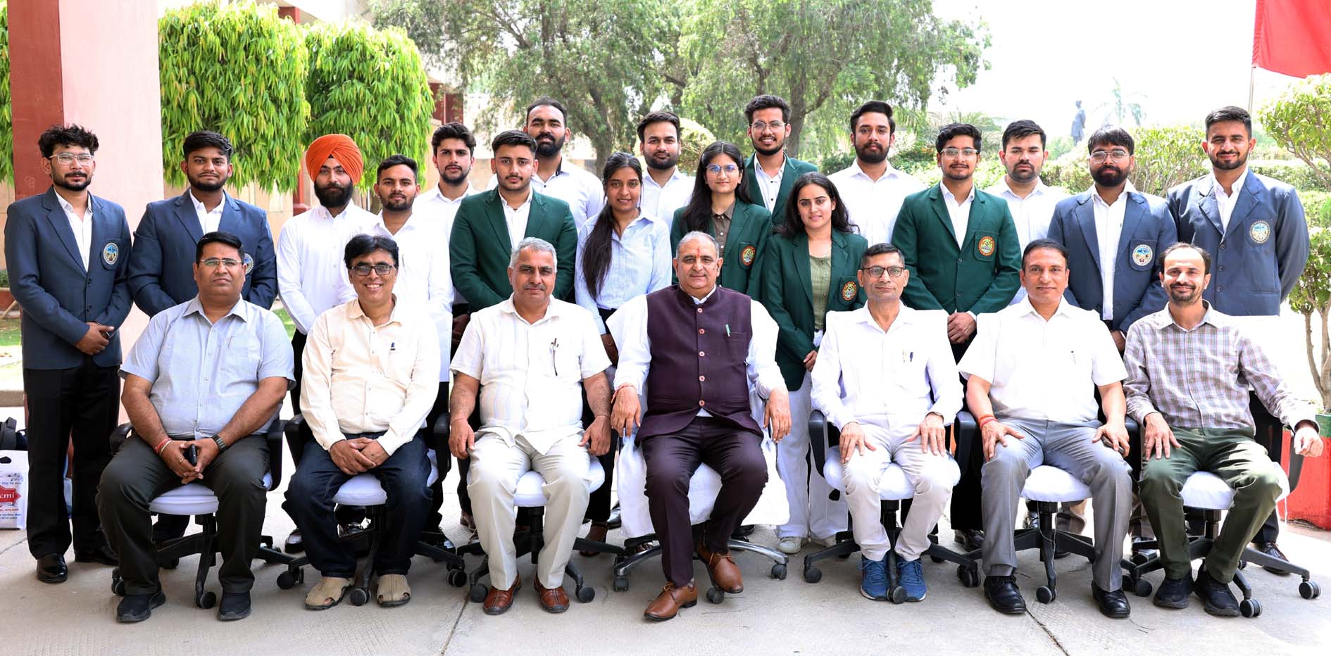 चयनित विद्यार्थियों के साथ कुलपति प्रो. बीआर कम्बोज व अन्य अधिकारी। चयनित विद्यार्थियों के साथ कुलपति प्रो. बीआर कम्बोज व अन्य अधिकारी।