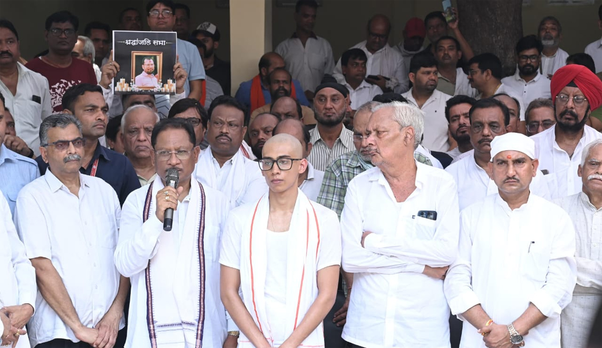 मुख्यमंत्री विष्णु देव साय दिनेश मिरानिया के अंतिम संस्कार में शामिल मुख्यमंत्री विष्णु देव साय दिनेश मिरानिया के अंतिम संस्कार में शामिल