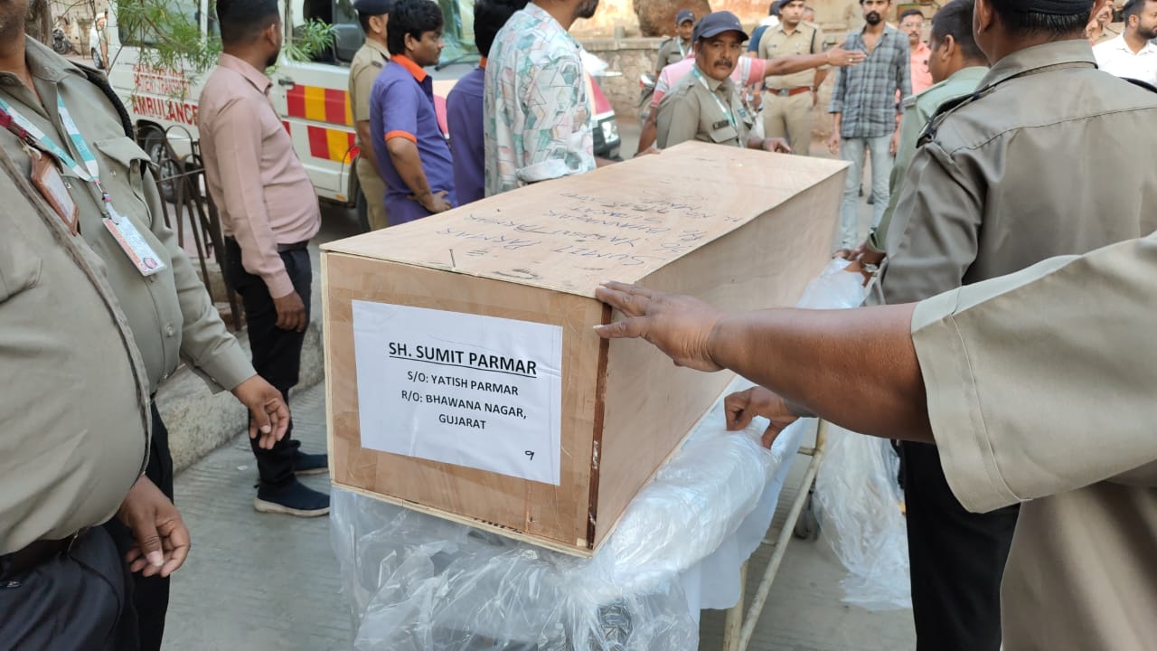 मृतक का शव गुजरात लाया गया।