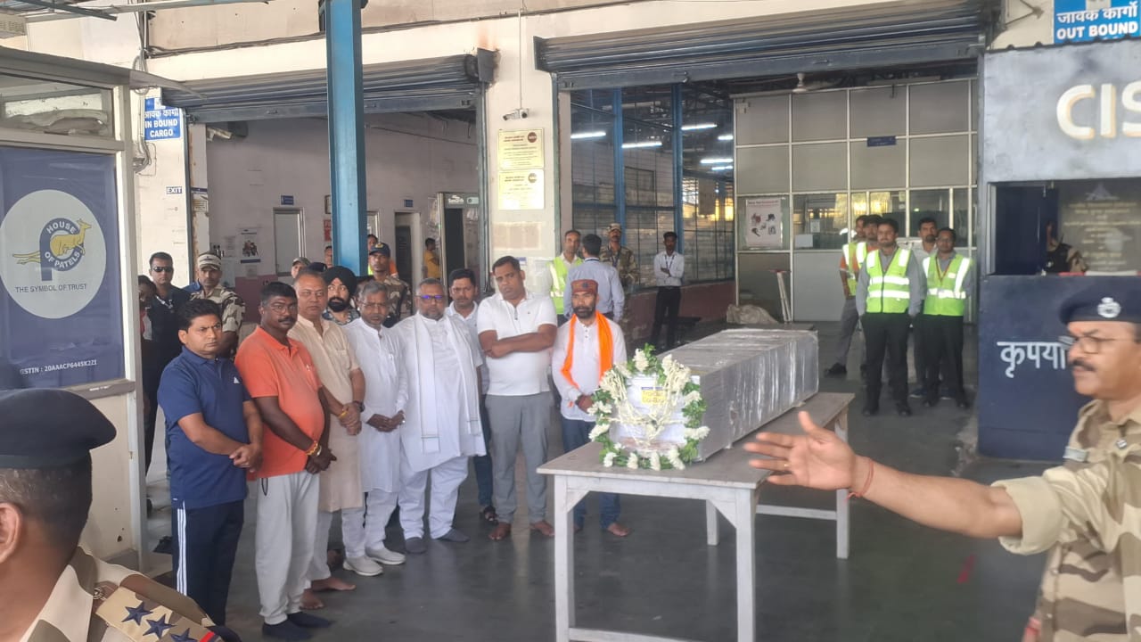 श्रद्धांजलि देते अन्य लोग