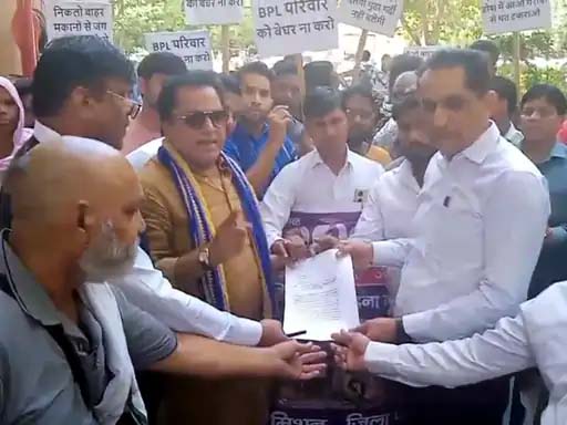 कॉलोनी पर कार्रवाई का विरोध कर डीसी को ज्ञापन सौंपते लोग। कॉलोनी पर कार्रवाई का विरोध कर डीसी को ज्ञापन सौंपते लोग।