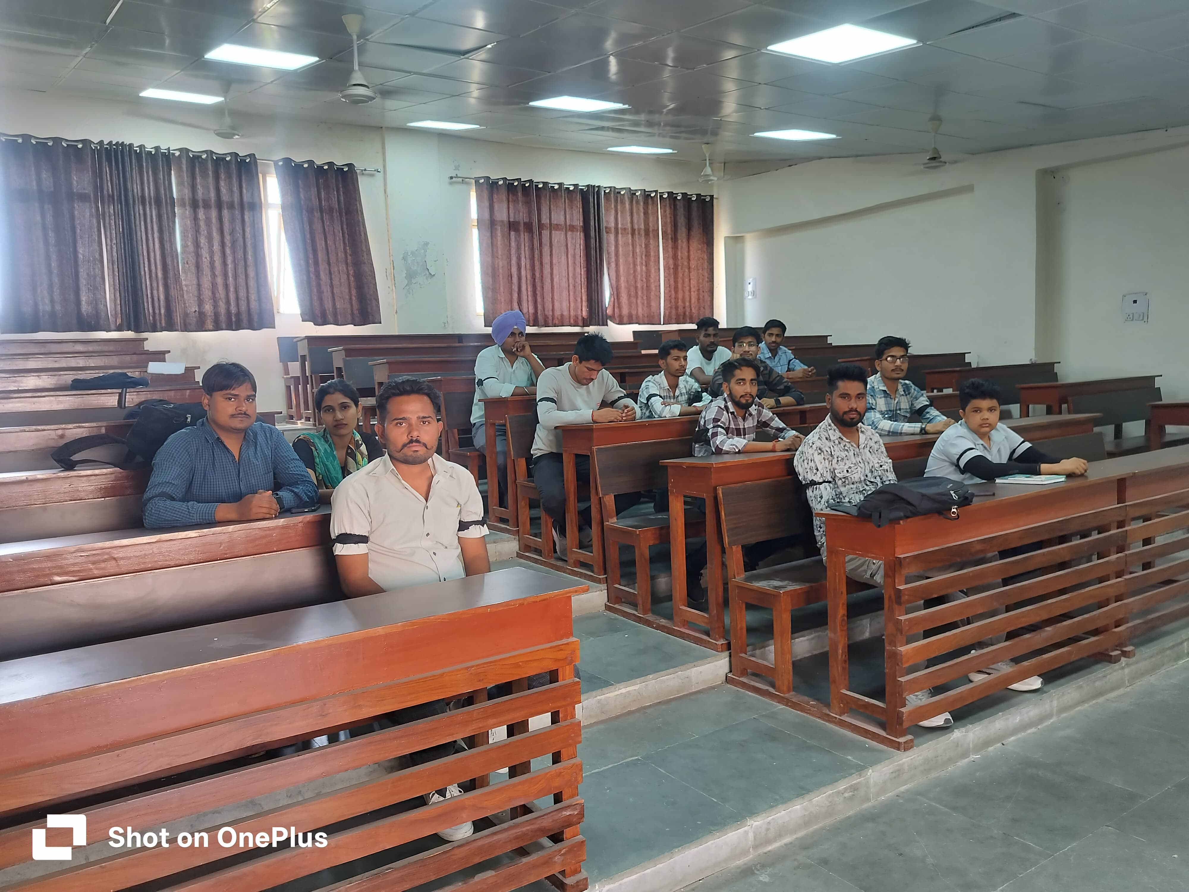 काली पट्टी बांध कर कक्षाएं लगाते हुए छात्र। काली पट्टी बांध कर कक्षाएं लगाते हुए छात्र।