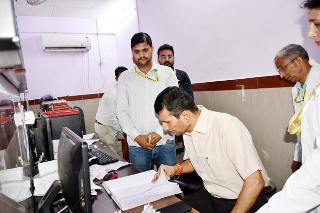 निरीक्षण करते मण्डलायुक्त निरीक्षण करते मण्डलायुक्त
