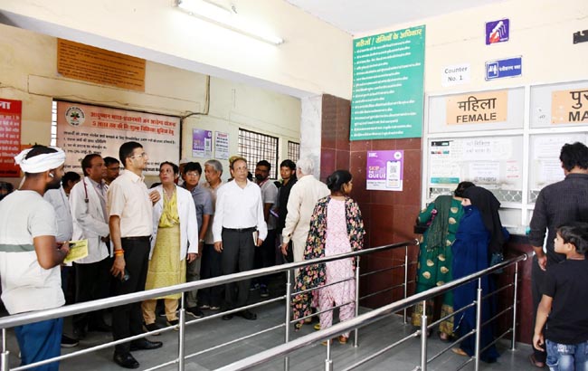 निरीक्षण करते मण्डलायुक्त निरीक्षण करते मण्डलायुक्त