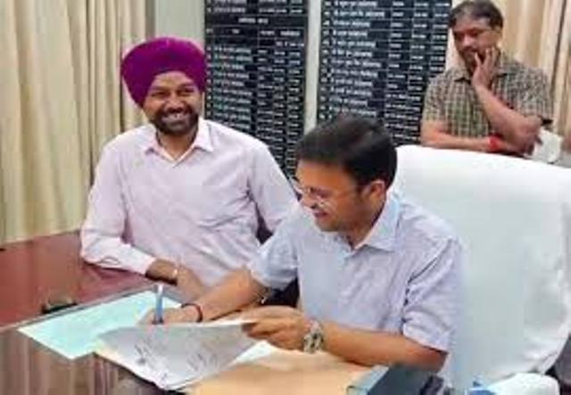 पदभार ग्रहण करते नगर आयुक्त गौरव पदभार ग्रहण करते नगर आयुक्त गौरव