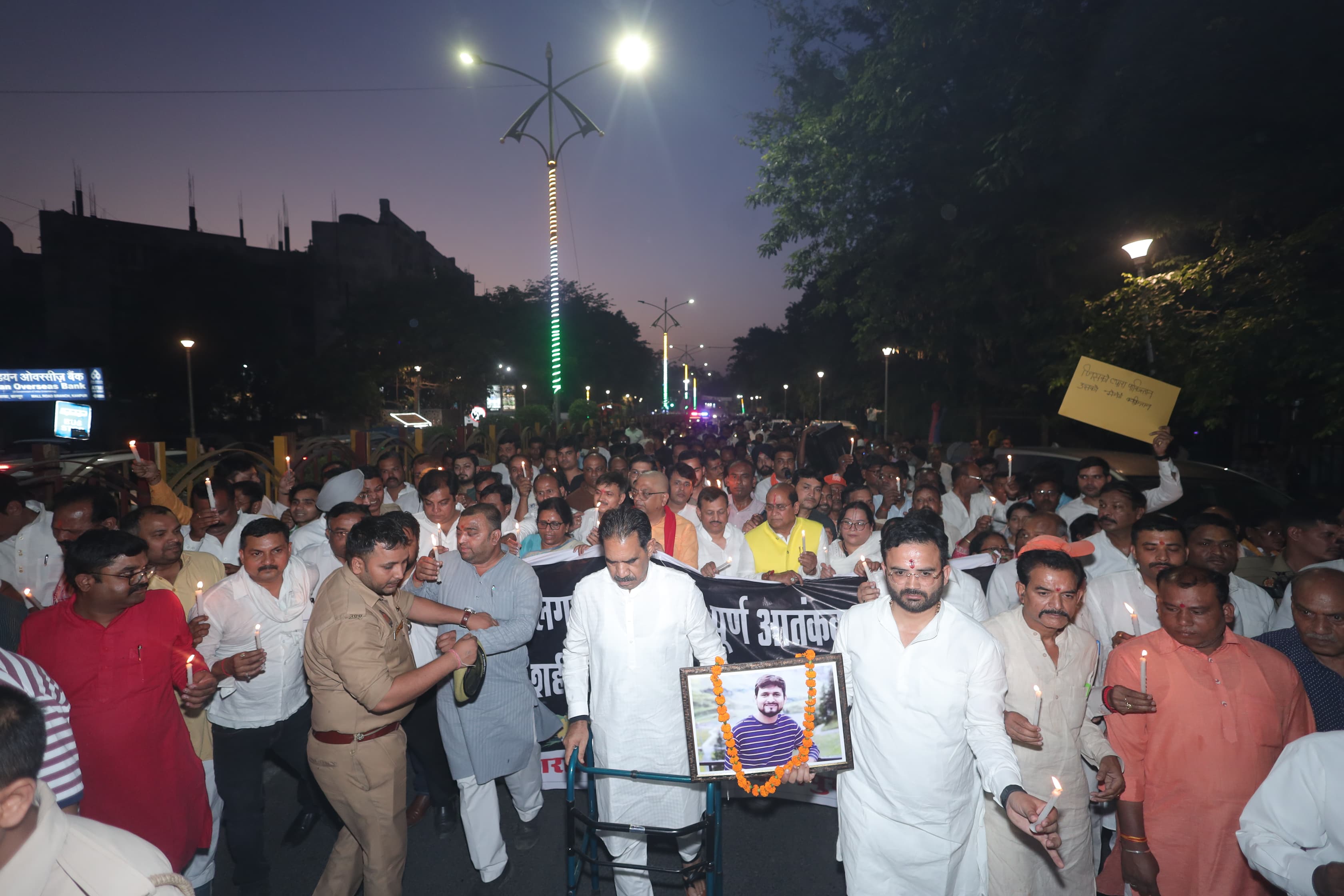 भाजपा कानपुर उत्तर जिला इकाई ने पहलगाम आतंकी हमले में मौन कैंडल मार्च निकाल जताया विरोध भाजपा कानपुर उत्तर जिला इकाई ने पहलगाम आतंकी हमले में मौन कैंडल मार्च निकाल जताया विरोध