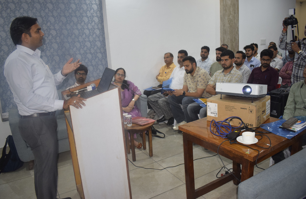 आपदा प्रबंधन को लेकर आयोजित कार्यक्रम को संबोधित करते हुए उपायुक्त। आपदा प्रबंधन को लेकर आयोजित कार्यक्रम को संबोधित करते हुए उपायुक्त।